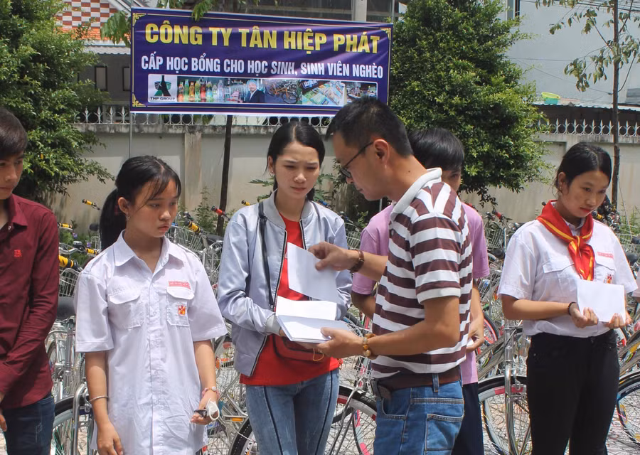 Ông Lê Nguyễn Đức Khôi đại diện Tập đoàn Tân Hiệp Phát trao quà cho các em học sinh