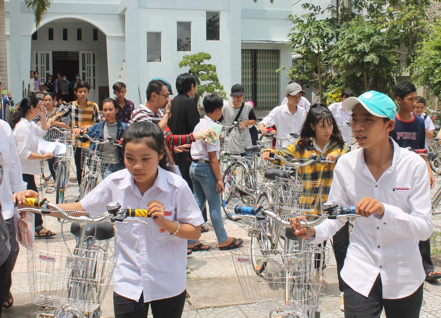 Những món quà nhỏ của Tân Hiệp Phát được trao tận tay cho các em học sinh