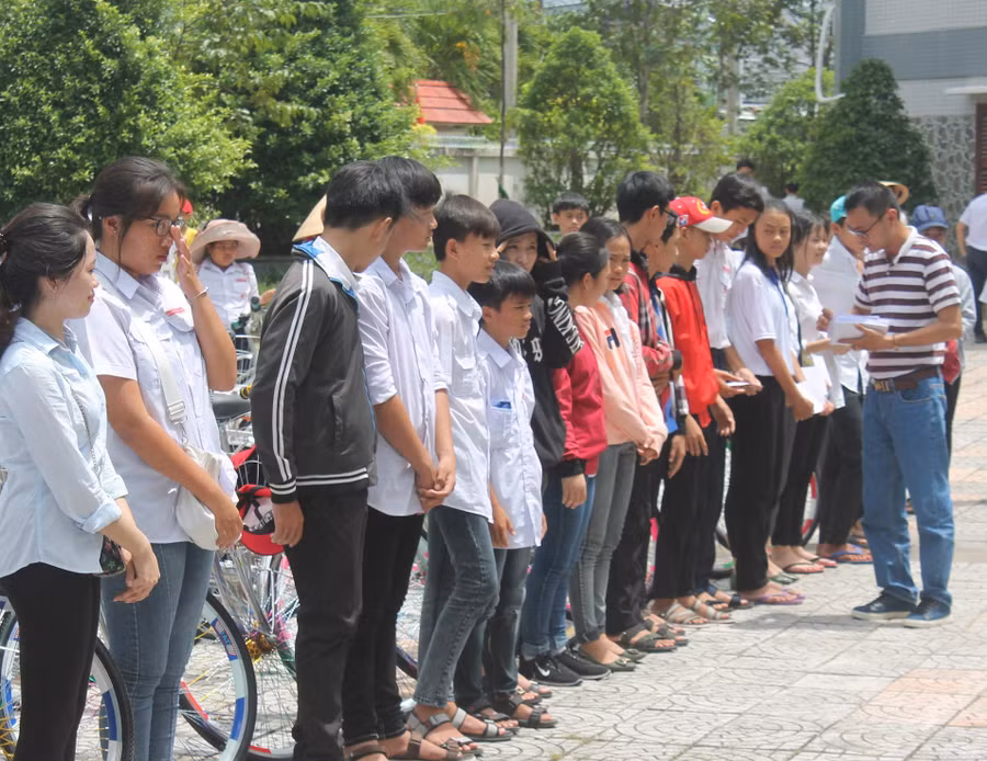 Những phần học bổng này sẽ hỗ trợ các em nhiều hơn trong việc học tập