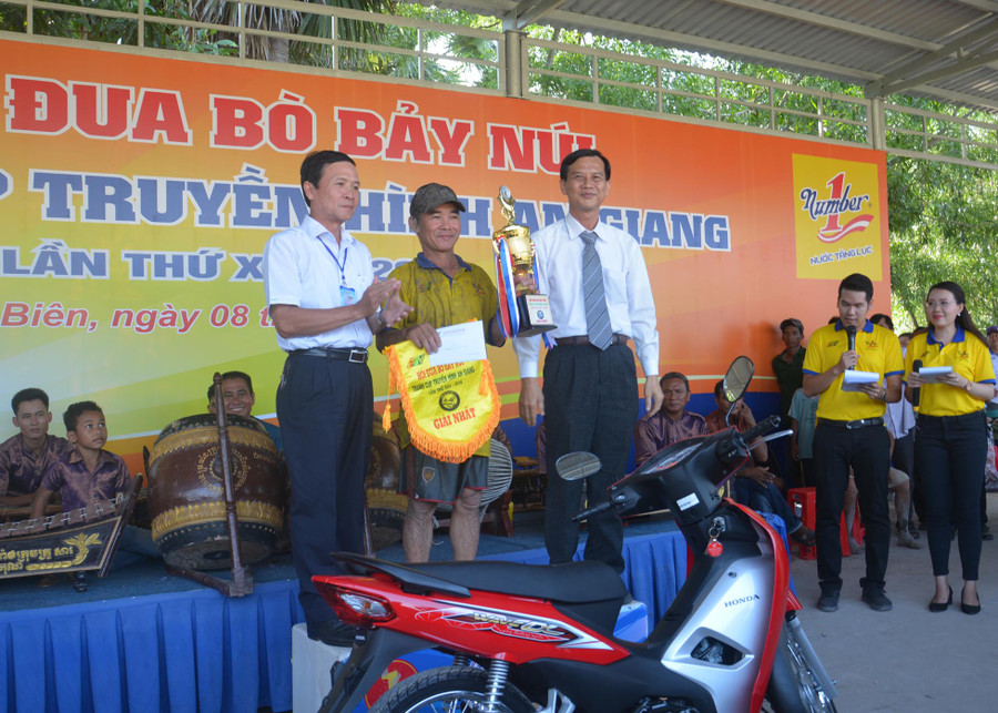 Với chiến thắng ở trận chung kết, ngoài giải Nhất dành cho đôi bò mang số 09, ông Nguyễn Thành Tài ngụ xã Lương Phi, huyện Tri Tôn, An Giang cũng được nhận giải thưởng Người điều khiển bò xuất sắc nhất