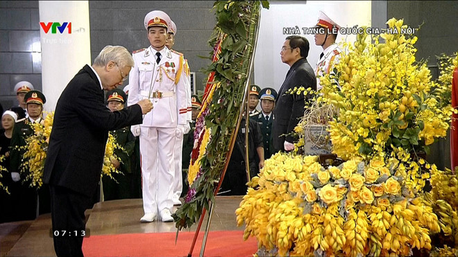 Thay mặt đoàn Ban Chấp hành Trung ương, Tổng bí thư Nguyễn Phú Trọng thành kính thắp nén hương trước linh cữu nguyên Tổng bí thư Đỗ Mười. Thay mặt đoàn Ban Chấp hành Trung ương, Tổng bí thư Nguyễn Phú Trọng thành kính thắp nén hương trước linh cữu nguyên Tổng bí thư Đỗ Mười.