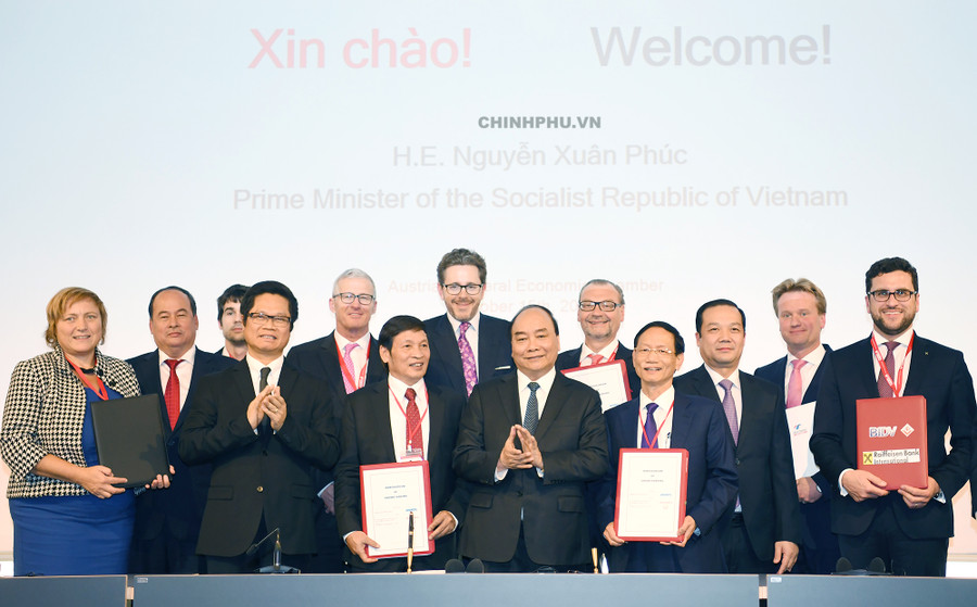 Thủ tướng Nguyễn Xuân Phúc và các doanh nghiệp hai nước. Ảnh: VGP/Quang Hiếu Thủ tướng Nguyễn Xuân Phúc và các doanh nghiệp hai nước. Ảnh: VGP/Quang Hiếu