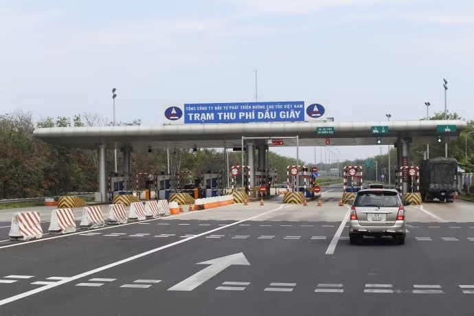 Nói đến dự án BOT là nói đến các khoản đầu tư lớn, kéo theo đó là số tiền mà người dân phải chi trả. Tuy nhiên, theo các chuyên gia, cần phải có một đánh giá công bằng, khách quan hơn về hình thức đầu tư trên. Ảnh: VGP