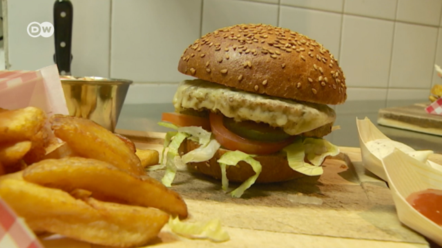 Hình ảnh trong phim: “ Bánh mì kẹp côn trùng” của Đức. Hình ảnh trong phim: “ Bánh mì kẹp côn trùng” của Đức.