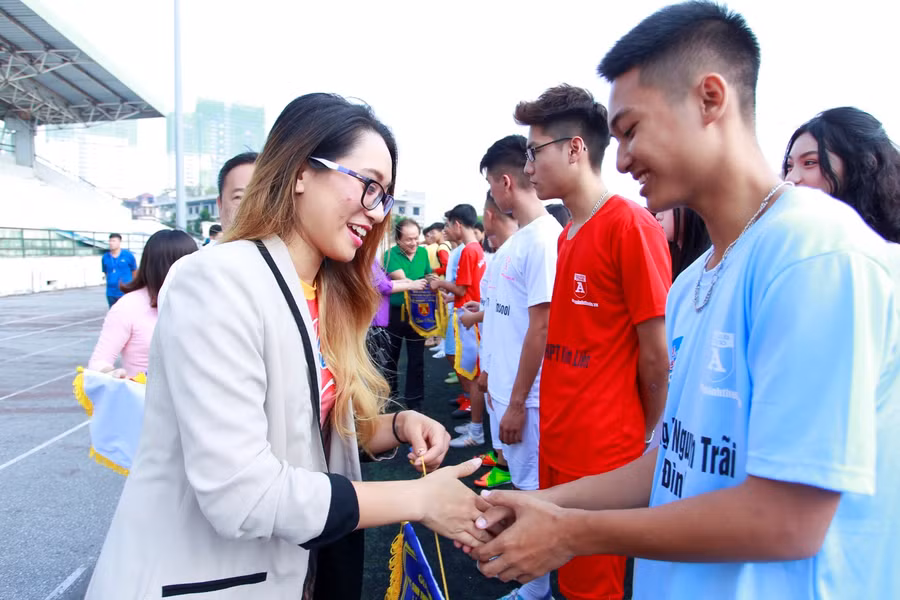 Thanh Vũ, đại sứ nhãn hàng Number 1 cổ vũ tinh thần cho các cầu thủ