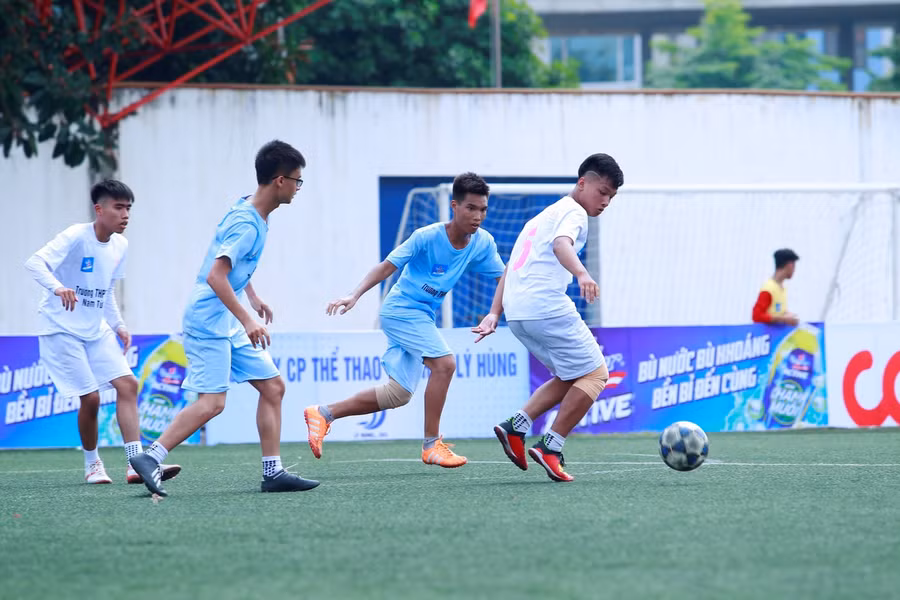 Ngay sau Lễ khai mạc, các trận đấu diễn ra sôi nổi