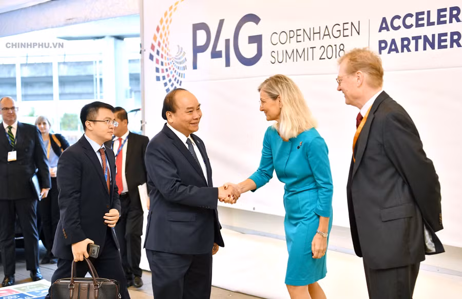 Bộ trưởng Bộ Hợp tác Phát triển Đan Mạch Ulla Pedersen Tørnæs đón Thủ tướng dự Hội nghị Thượng đỉnh P4G. - Ảnh: VGP/Quang Hiếu