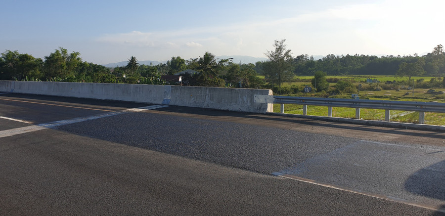 Điểm sửa chữa đã được thảm bù, vuốt nối đảm bảo êm thuận giữa các vị trí hiện tại với các vị trí vừa hoàn thiện sửa chữa