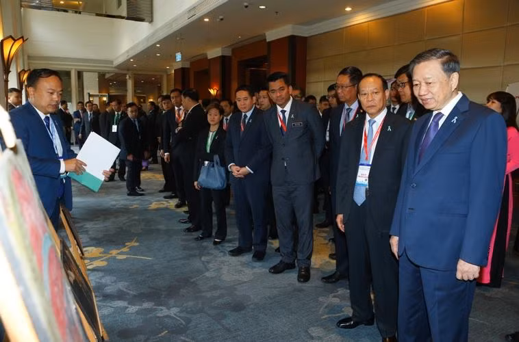 Các đại biểu tham quan triển lãm ảnh về phòng, chống ma túy trong khuôn khổ Hội nghị