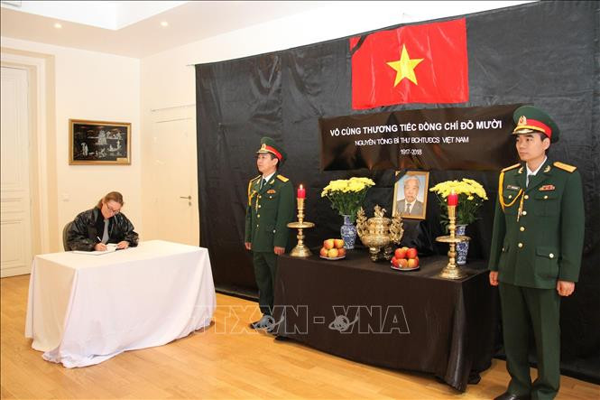 Đại diện Bộ Ngoại giao Pháp ghi sổ tang tại Đại sứ quán Việt Nam. Đại diện Bộ Ngoại giao Pháp ghi sổ tang tại Đại sứ quán Việt Nam.