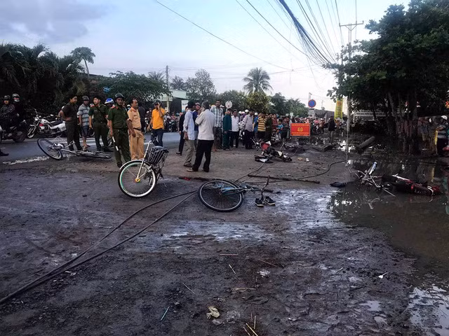 Lực lượng chức năng khám nghiệm hiện trường.