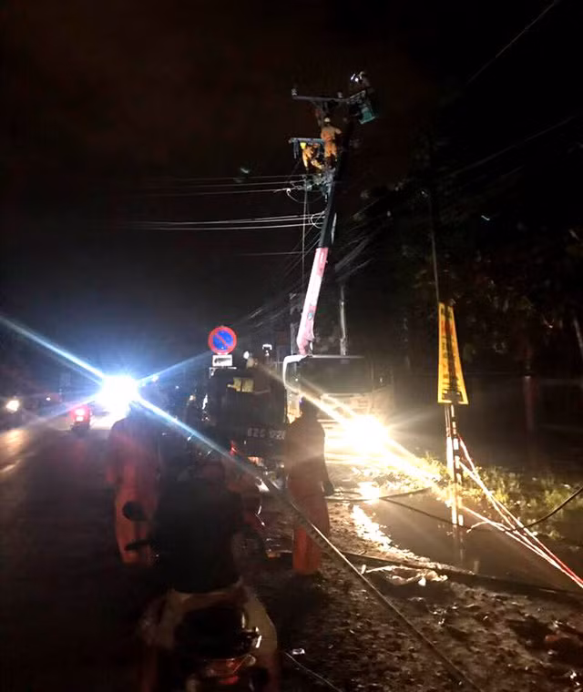 Long An: Dây điện trung thế rơi xuống đường, 6 học sinh bị điện giật thương vong ảnh 3