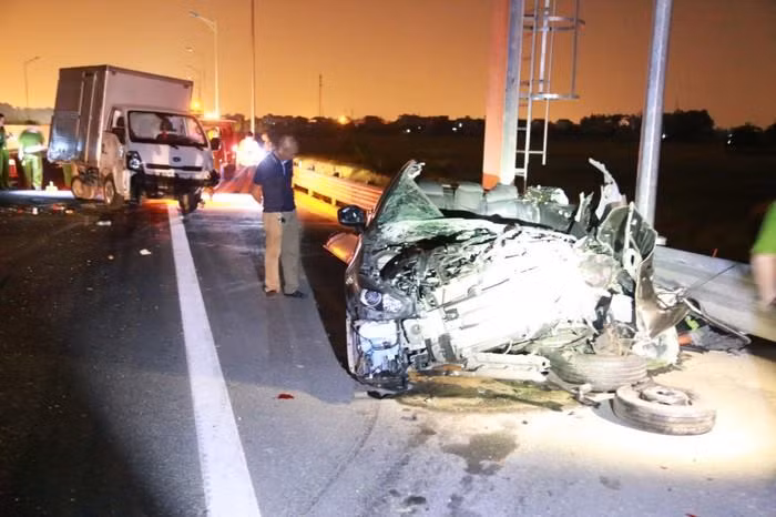 Chiếc xe Mazda sau cú va chạm mạnh bị biến dạng hoàn toàn, ảnh: ATGT