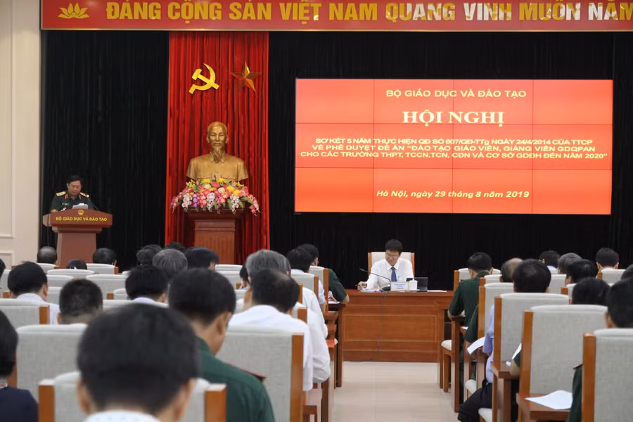 Các đại biểu thảo luận tạo hội nghị