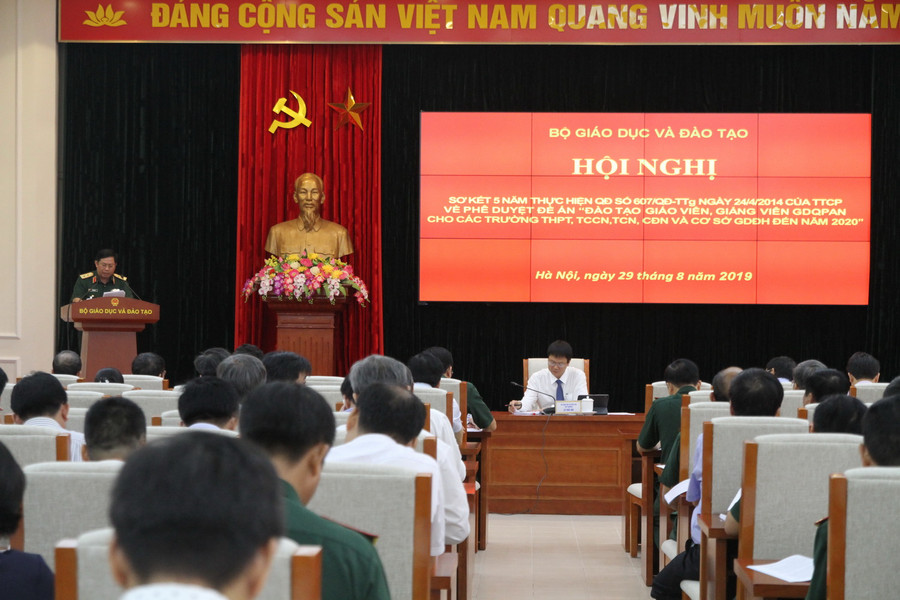 Các đại biểu thảo luận tạo hội nghị