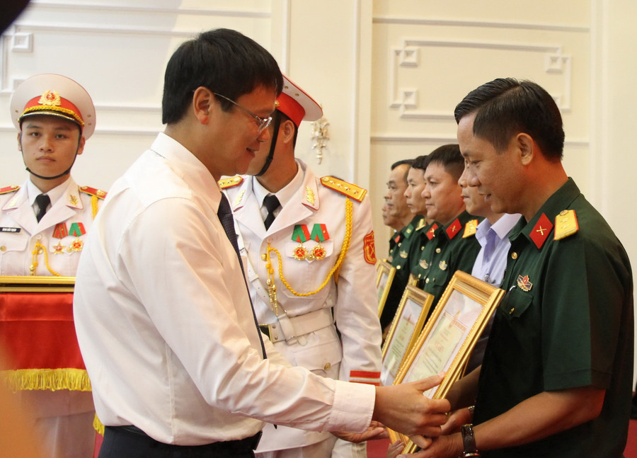 Thứ trưởng Lê Hải An trao bằng khen của Bộ trưởng Bộ GD&ĐT cho các tập thể, cá nhân hoàn thành xuất sắc nhiệm vụ thực hiện Đề án