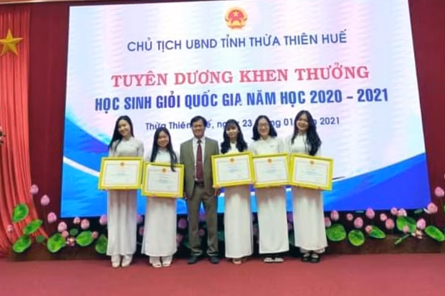 Nhà giáo Trần Văn Toản tuyên dương HSG của trường.