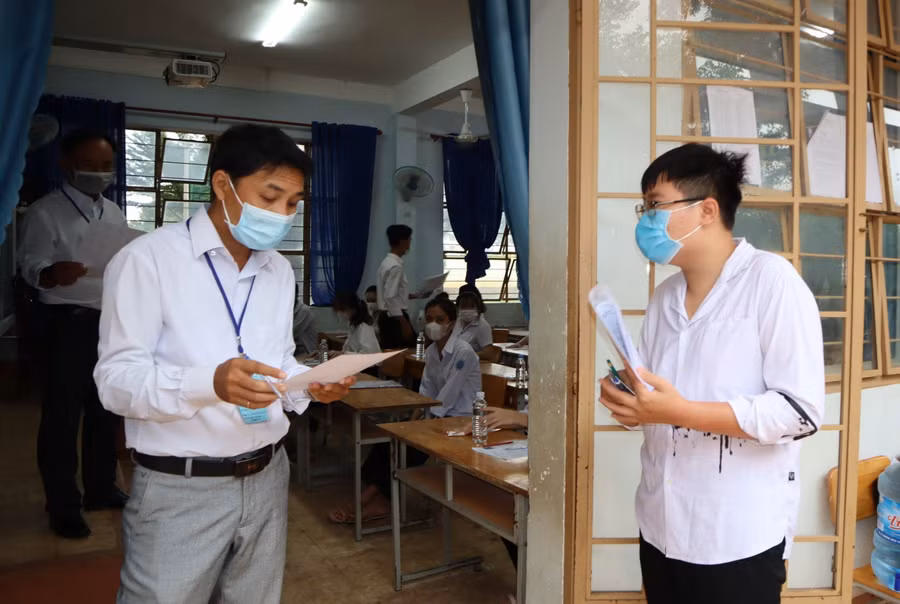 Tại điểm thi trường THCS Tân Phú (TP.Đồng Xoài).