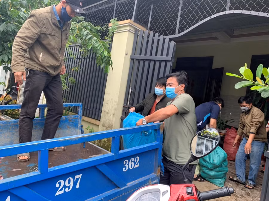 Chất hàng lên xe nhỏ để di chuyển ra xe lớn.