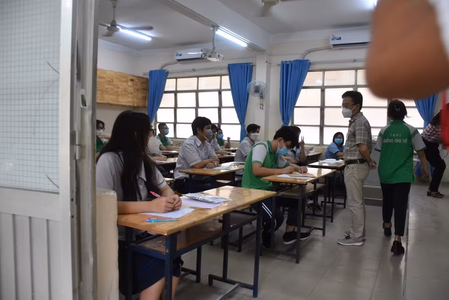 Điểm thi Trường THPT Giồng Ông Tố (TP Thủ Đức, TPHCM) làm thủ tục mở đề thi.