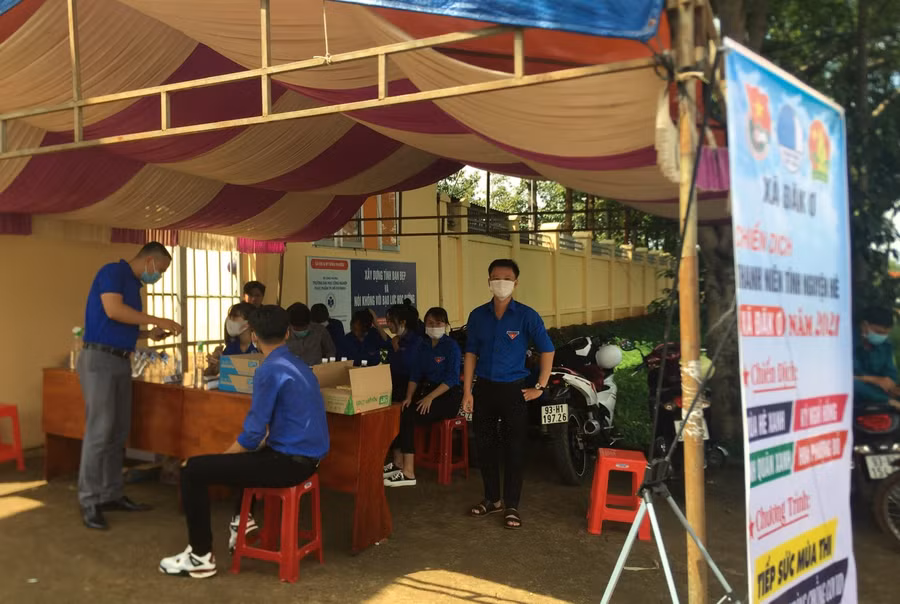 Lực lượng tiếp sức mùa thi ở điểm thi xa nhất là Trường THPT Đăk Ơ