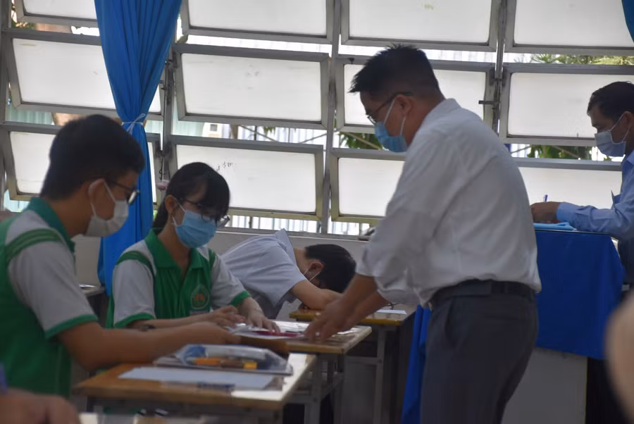 Điểm thi Trường THPT Giồng Ông Tố (TP Thủ Đức) đang làm thủ tục mở đề thi.