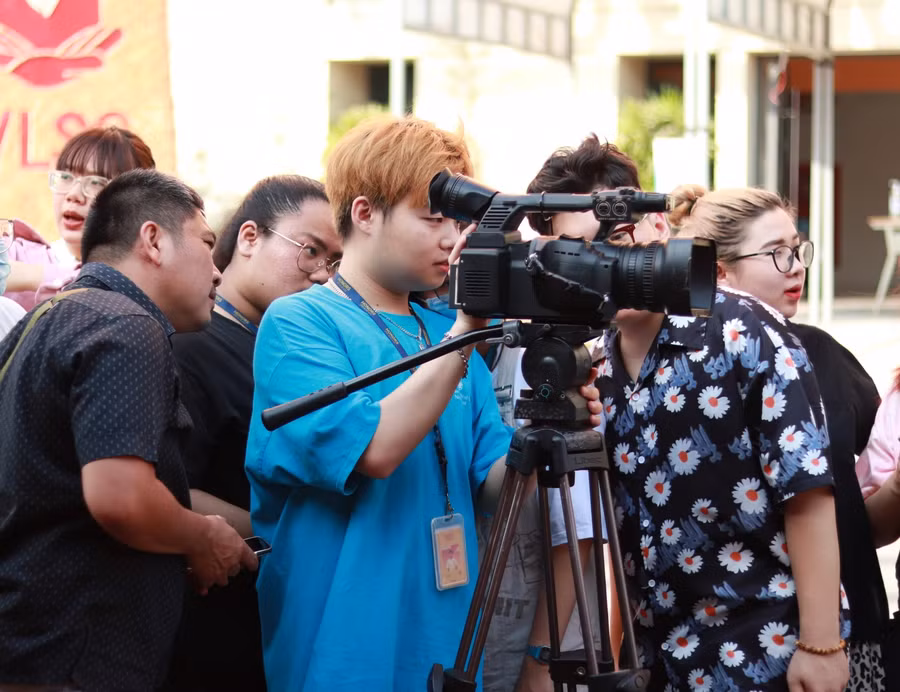 Sinh viên VLU được học kỹ thuật dựng phim và quay phim ngoài trời. Ảnh chụp trước thời điểm dịch Covid-19 bùng phát.