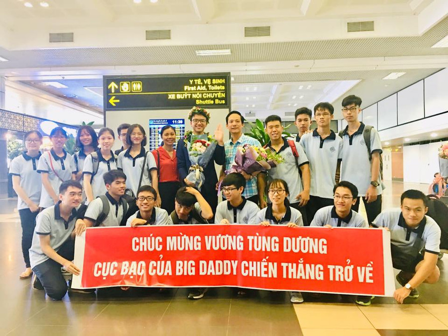 Thầy cô và bạn bè chào đón Vương Tùng Dương trở về sau chiến thắng từ IMO 2019