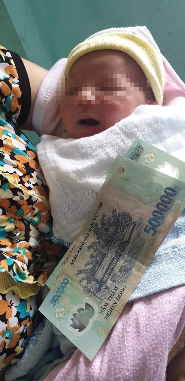 Bé gái bị bỏ trước cửa gia đình hiếm muộn cùng bức thư chứa nội dung xót xa ảnh 1 Bé gái bị bỏ trước cửa gia đình hiếm muộn cùng bức thư chứa nội dung xót xa ảnh 1