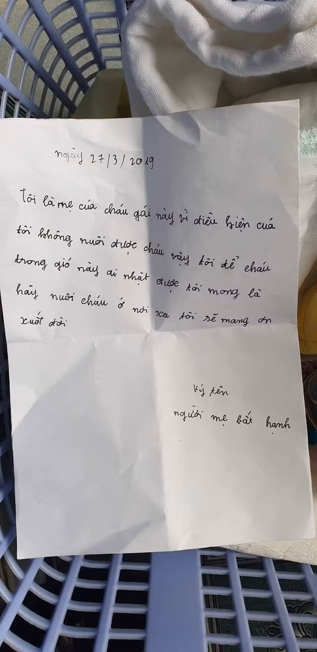 Bé gái bị bỏ trước cửa gia đình hiếm muộn cùng bức thư chứa nội dung xót xa ảnh 2