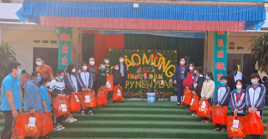 Ngành GD&amp;ĐT huyện Lục Nam tặng quà cho học sinh có hoàn cảnh khó khăn dịp Tết.