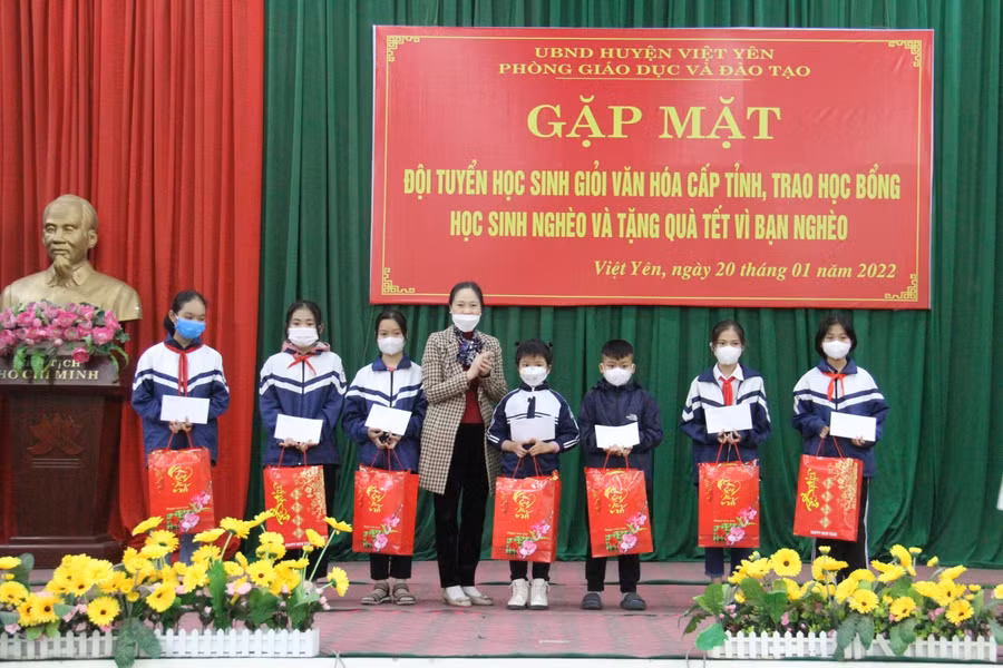 Bà Đỗ Thị Hương - Trưởng phòng Giáo dục và Đào tạo huyện Việt Yên trao 36 xuất quà cho học sinh nghèo mỗi cháu 500 nghìn đồng và 1 túi quà trị giá 200 nghìn đồng.