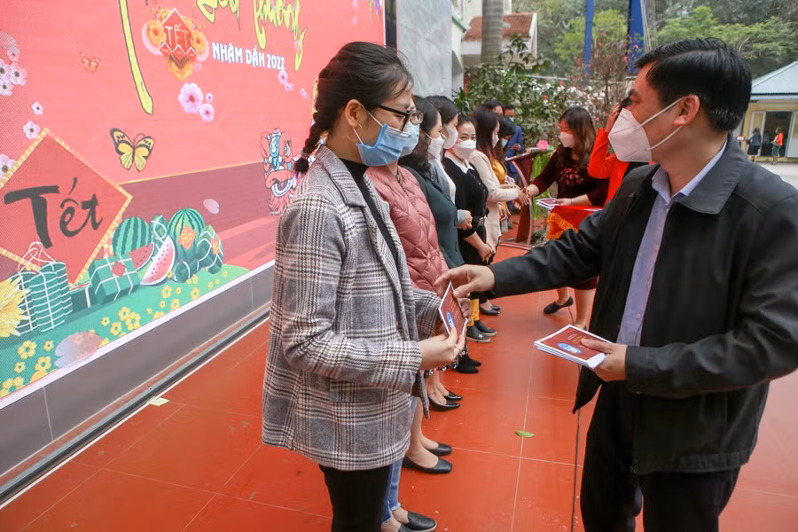 Chủ tịch Liên đoàn Lao động quận Ba Đình Nguyễn Xuân Trọng trao đại diện gửi đến giáo viên có hoàn cảnh khó khăn.