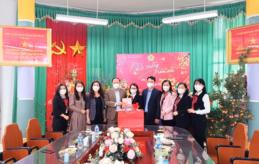 Đồng chí Tạ Việt Hùng, Giám đốc Sở GD&ĐT tặng quà cô giáo Chu Thị Nga.