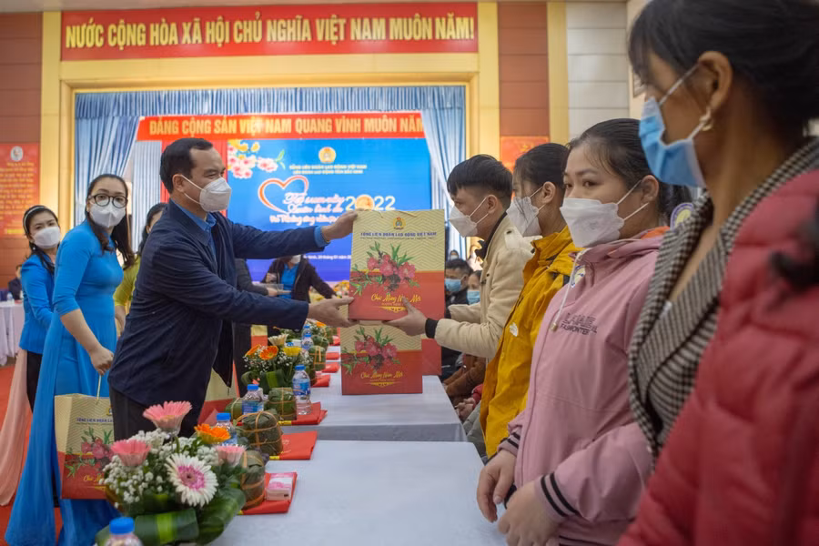 Trao quà động viện công nhân dịp Tết Nguyên Đán Nhâm Dần 2022.