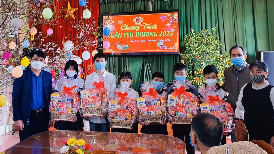 Trường THCS Bảo Sơn tặng quà học sinh có hoàn cảnh khó khăn dịp Tết.