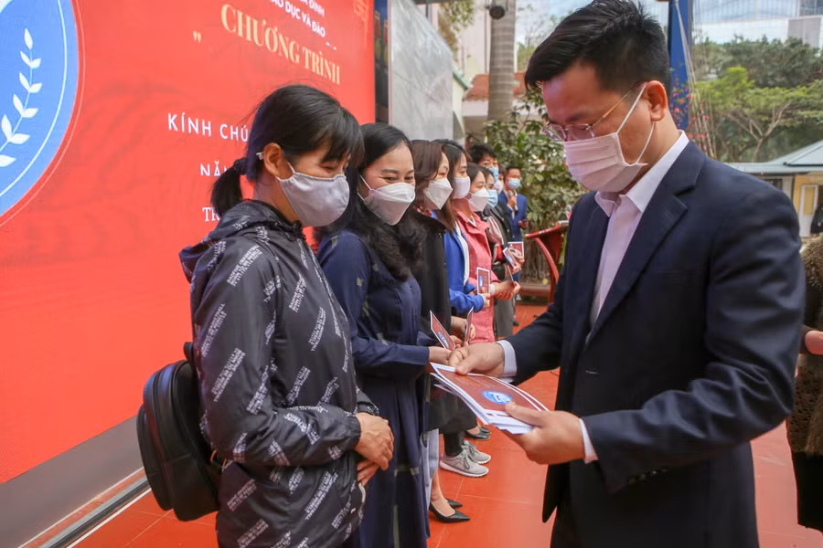 Ông Lê Đức Thuận - Trưởng phòng GD&amp;ĐT quận Ba Đình trao quà đến giáo viên dịp Tết.