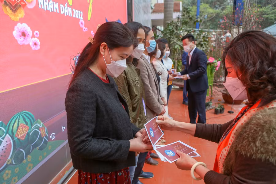 Lãnh đạo Phòng GD&amp;ĐT quận Ba Đình trao quà đại diện cho giáo viên khó khăn dịp Tết.