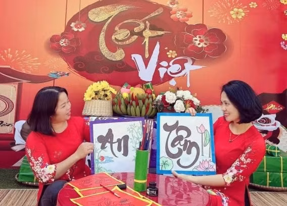 Cô giáo mầm non bên mâm ngũ quả ngày Tết.