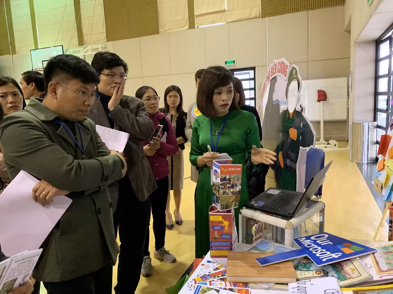 Cô Trần Thị Minh Hậu thuyết trình dự án