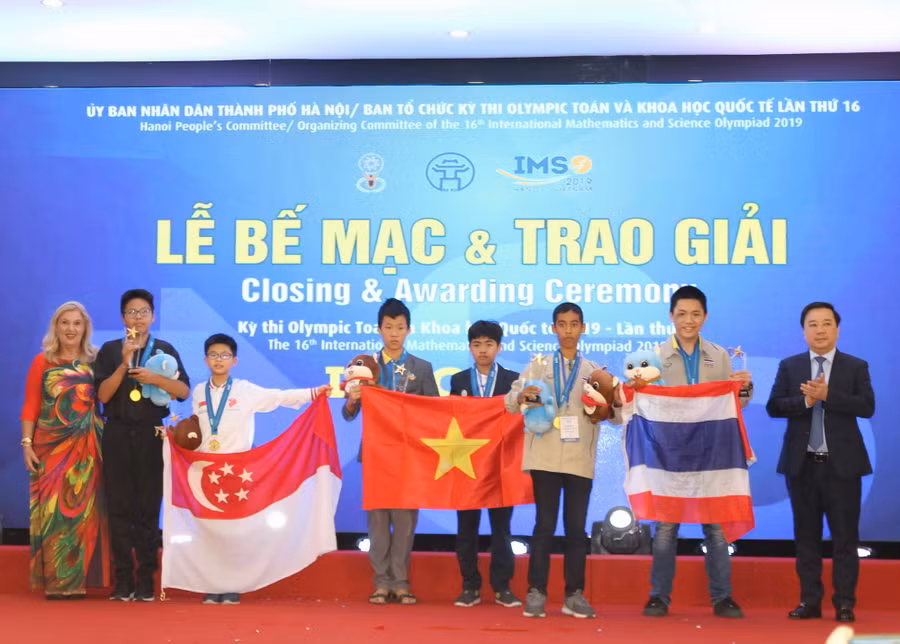 Trao giải cho các thí sinh.