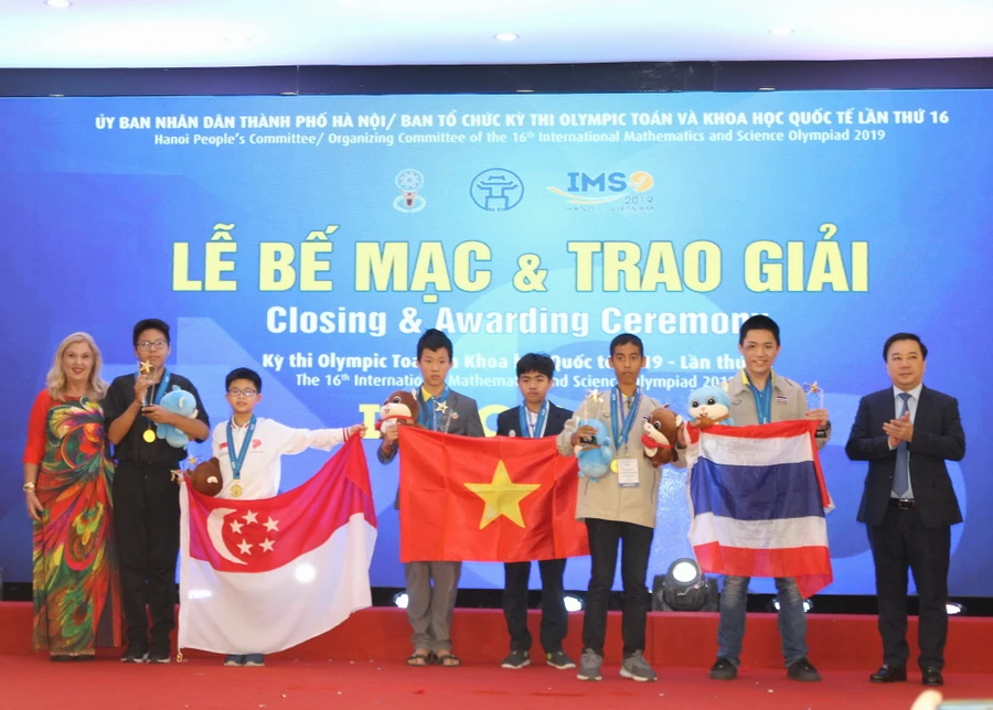 Trao giải cho các thí sinh.