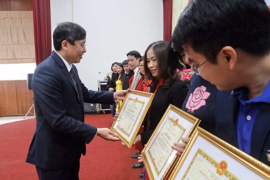 Các tập thể xuất sắc nhận giấy khen