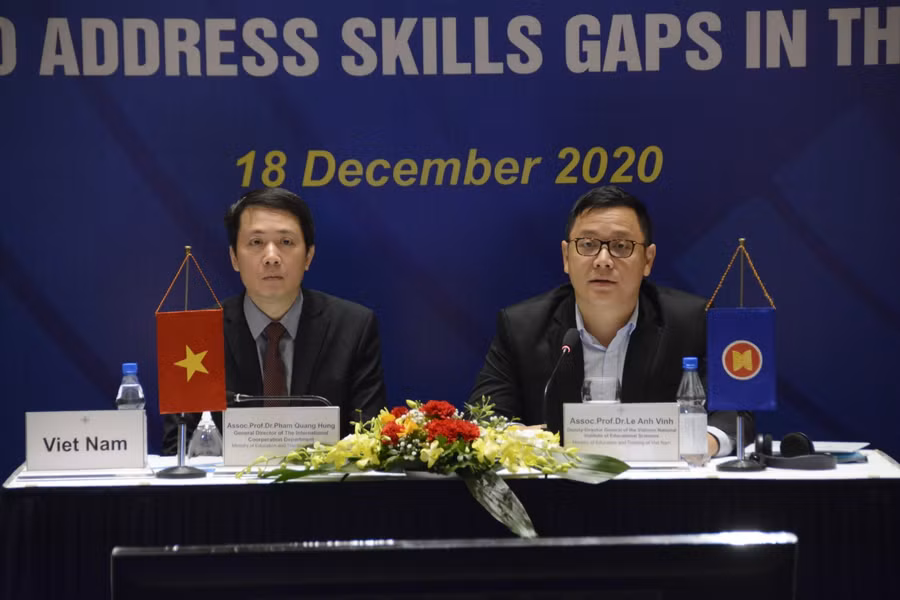 GS.TS Lê Anh Vinh chủ trì phiên họp tại điểm cầu Hà Nội