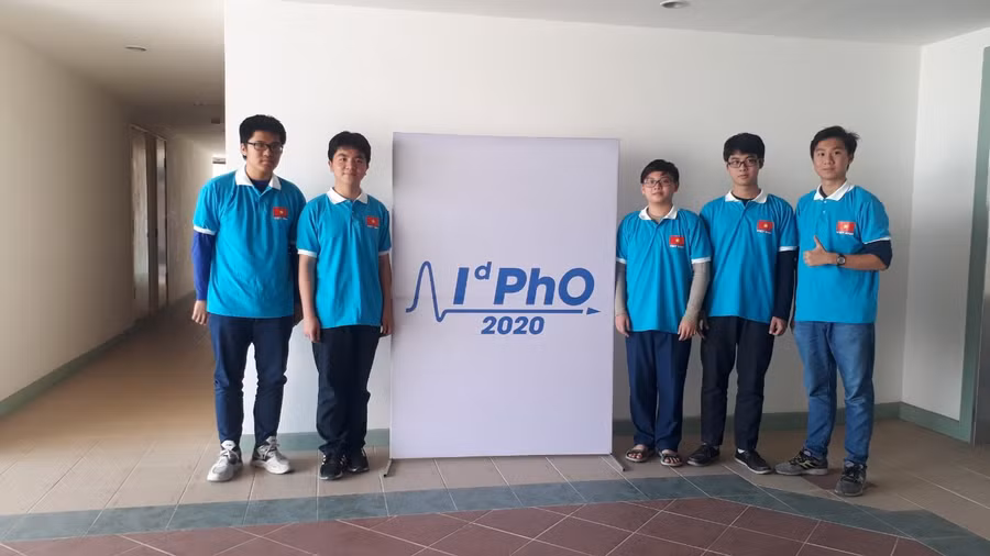 Đội tuyển Việt Nam tham dự IdPhO 2020.