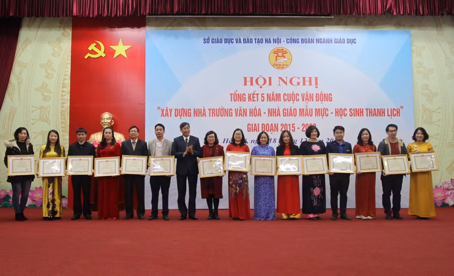 Chủ tịch Công đoàn Giáo dục Việt Nam trao bằng khen cho các tập thể đạt thành tích xuất sắc.