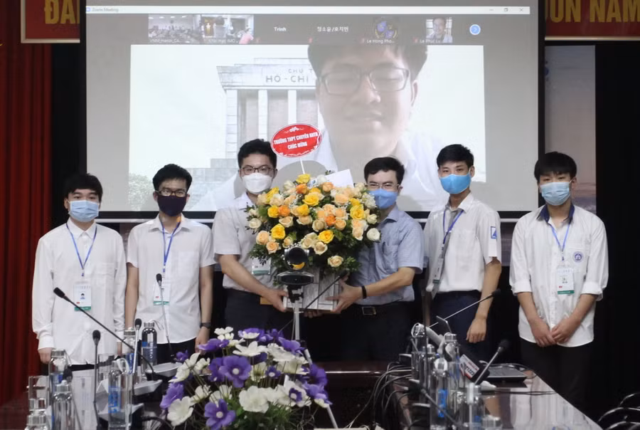 Đại diện các nhà trường tặng hoa chúc mừng đội tuyển