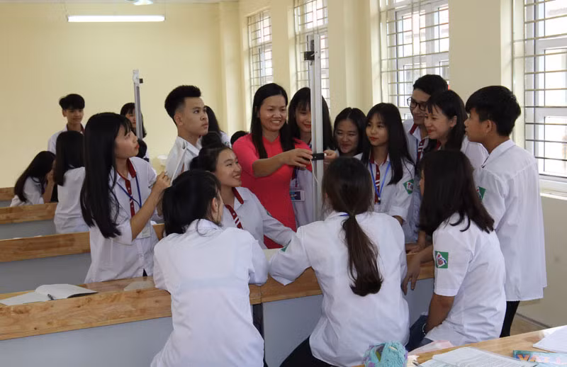 Giờ thực hành môn vật lý của học sinh trường THPT Đà Bắc (Hòa Bình)