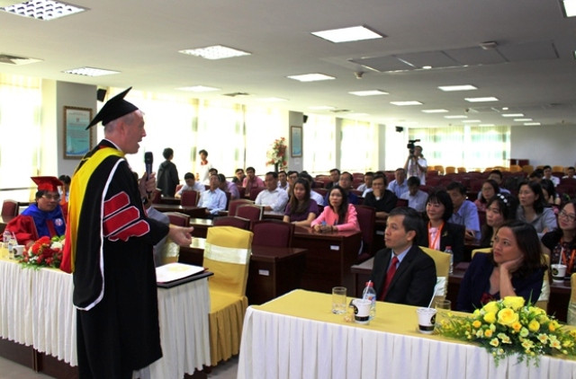 Ông Ted Osius cám ơn và đánh giá rất cao những nỗ lực của HCMUTE trong việc liên tục nâng cao chất lượng đào tạo trong những năm qua