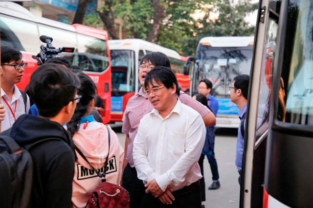 PGS.TS Đỗ Văn Dũng - Hiệu trưởng HCMUTE ra tận xe thăm hỏi, động viện các SV PGS.TS Đỗ Văn Dũng - Hiệu trưởng HCMUTE ra tận xe thăm hỏi, động viện các SV